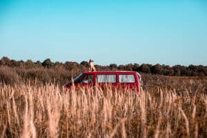 Trabbi en rusia en el techo de la furgo